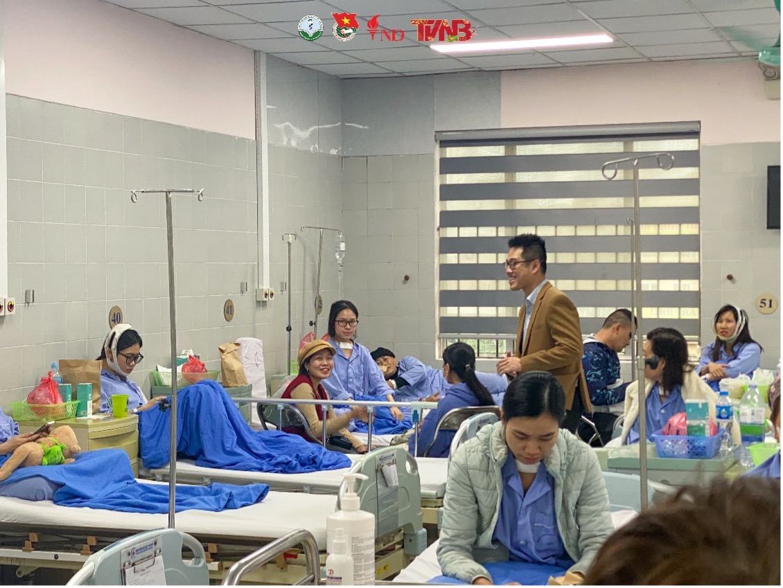 Ảnh: Anh Nguyễn Việt Hùng – Phó Bí thư Đoàn Trường  Đại học Dược Hà Nội thăm hỏi các bệnh nhân